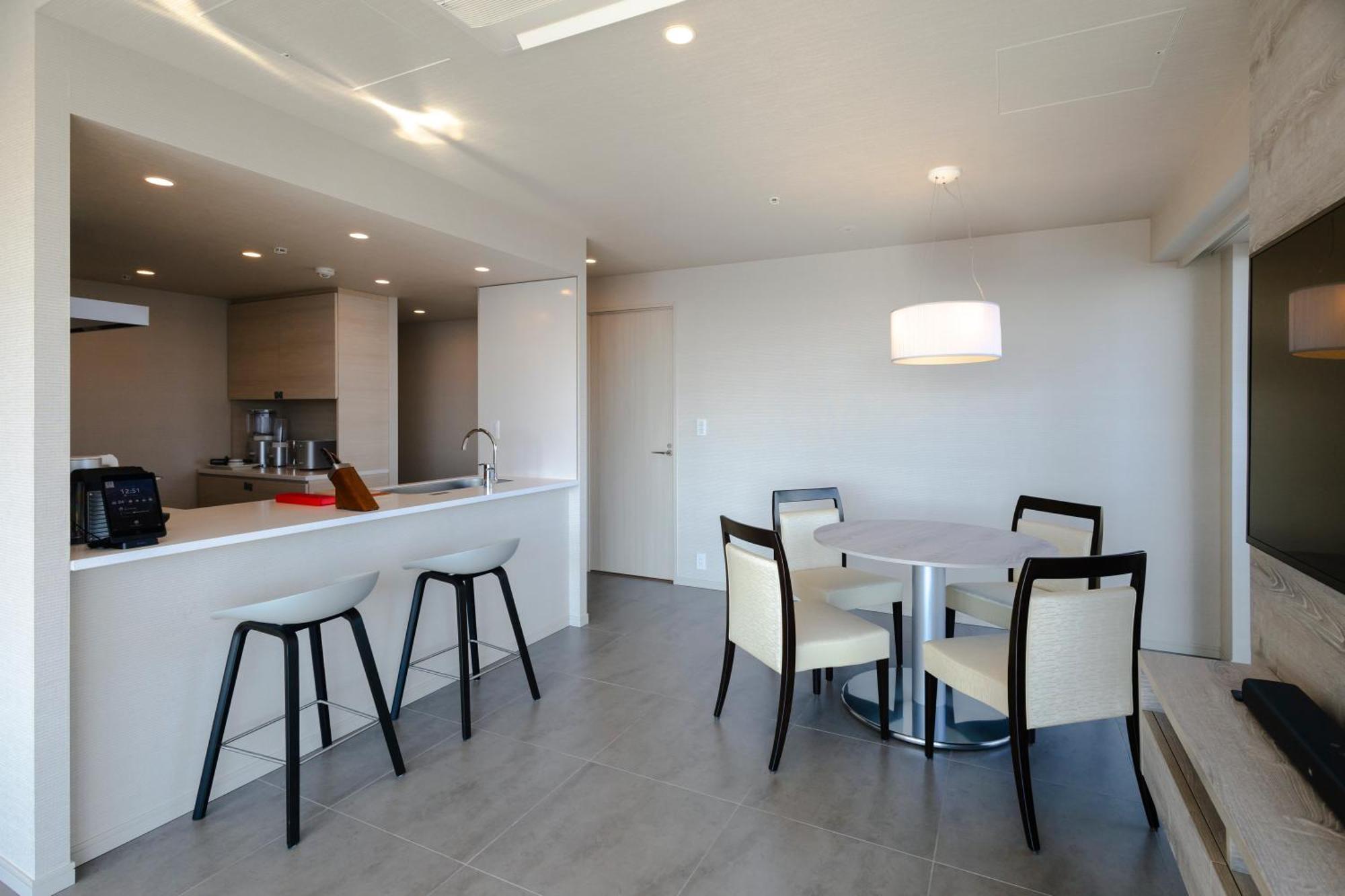Oakwood Suites Yokohama Yokohama  Exterior photo A modern Japanese apartment